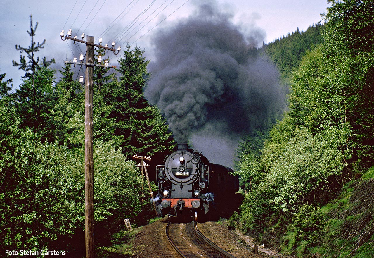 95 0020 mit dem P 18005 Saalfeld – Sonneberg am 28. Mai 1979 bei Lichte.