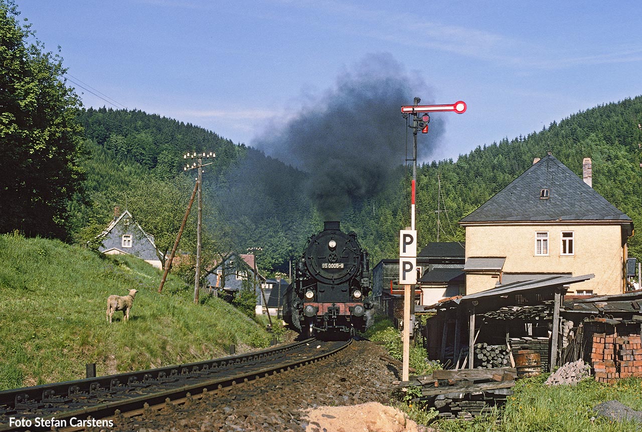 95 0005 mit dem P 18006 Sonneberg – Saalfeld bei der Ausfahrt aus Blechhammer.