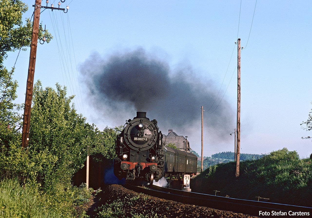 95 0027 mit dem P 18010 Eisfeld – Sonneberg am 29. Mai 1979 in Effelder.