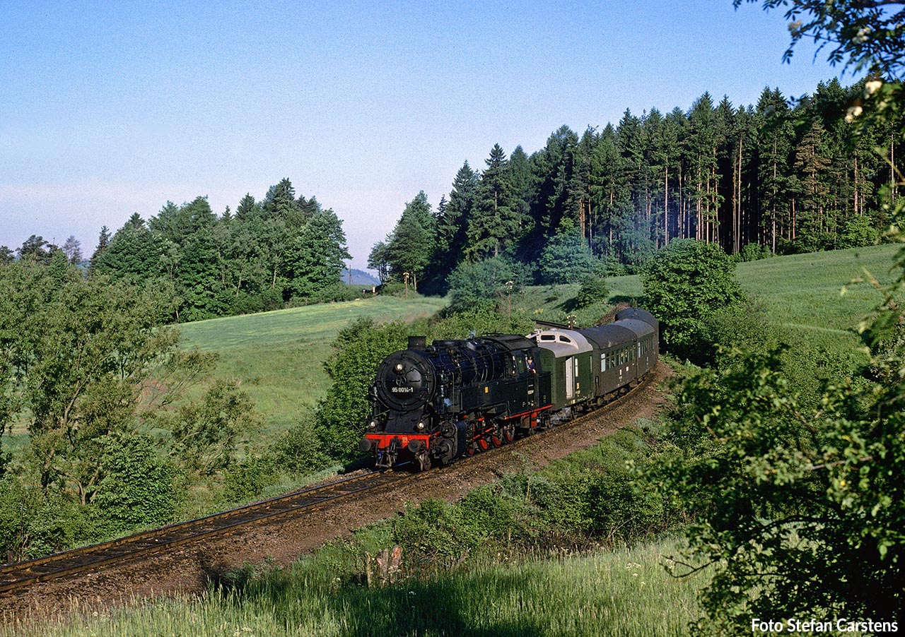 95 0014 mit dem P 18014 Eisfeld – Sonneberg am 29. Mai 1979 zwischen Rauenstein und Seltendorf.