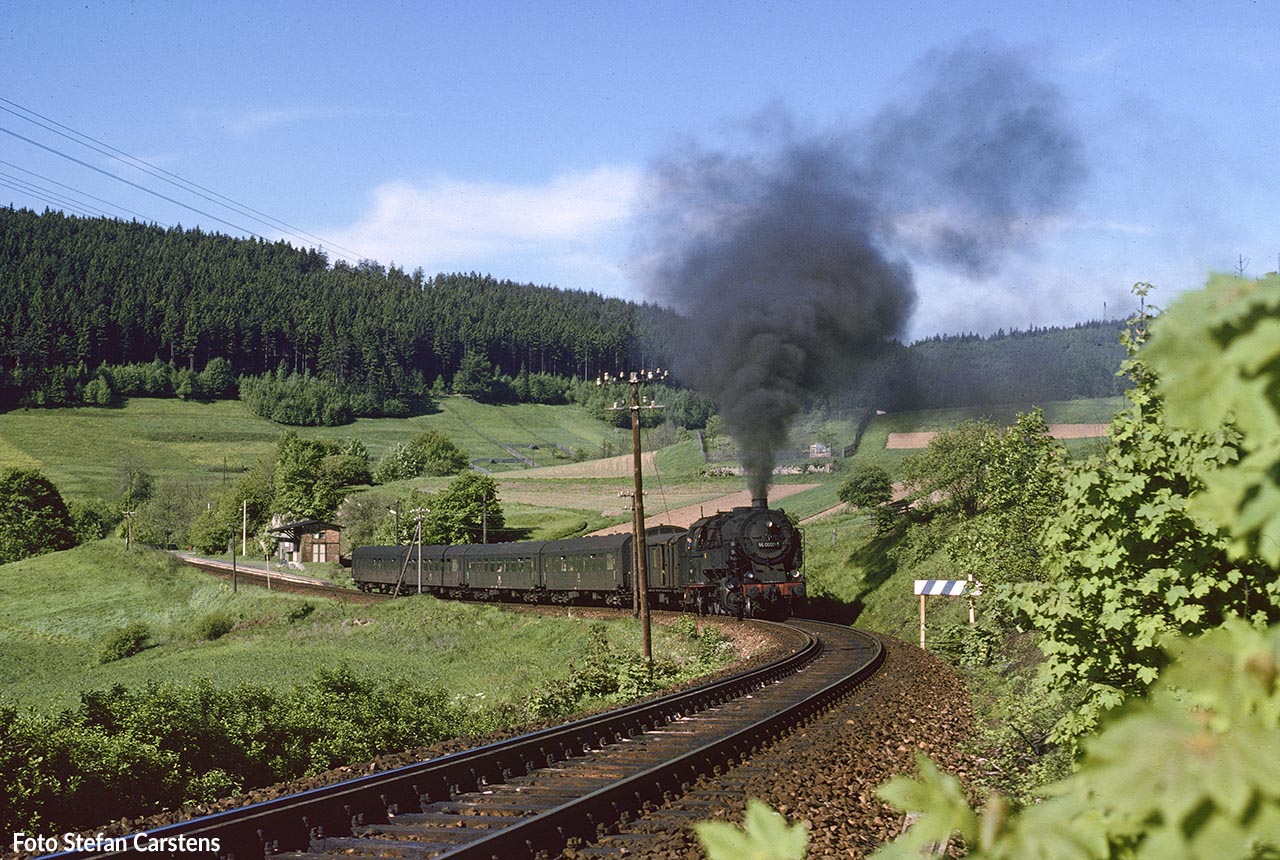 95 0009 mit dem P 18001 Saalfeld – Sonneberg am 29. Mai 1979 bei der Abfahrt am Haltepunkt Lippelsdorf.