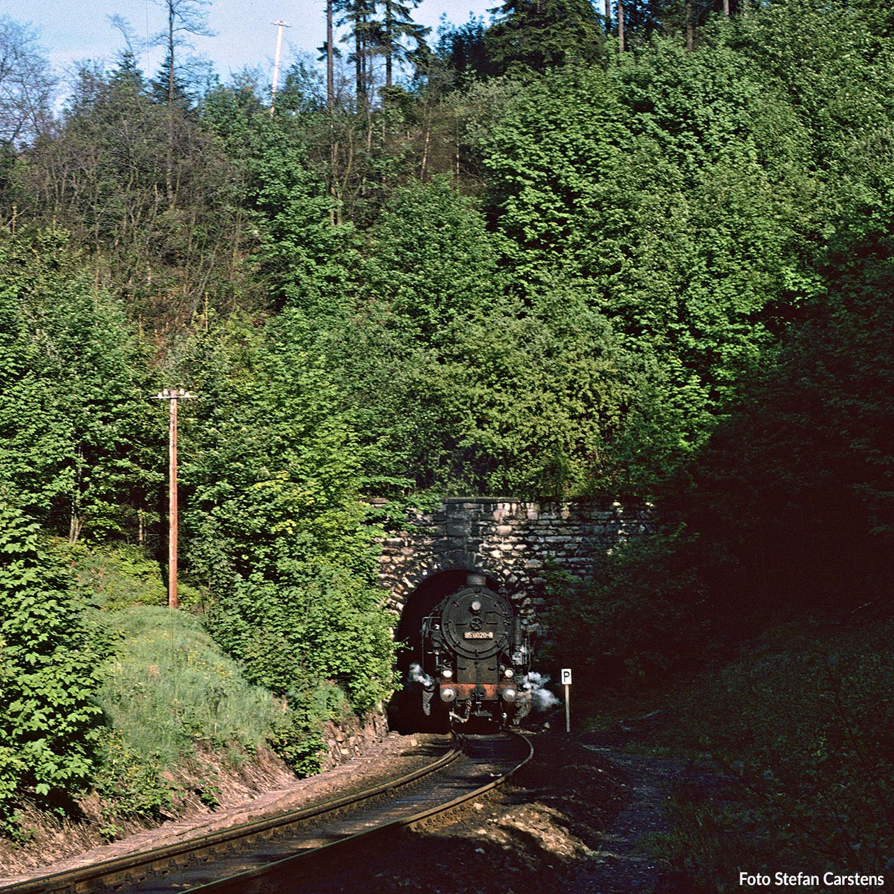 95 0020 mit dem P 18007 Saalfeld – Sonneberg am 28. Mai 1979 am Lippelsdorfer Tunnel.