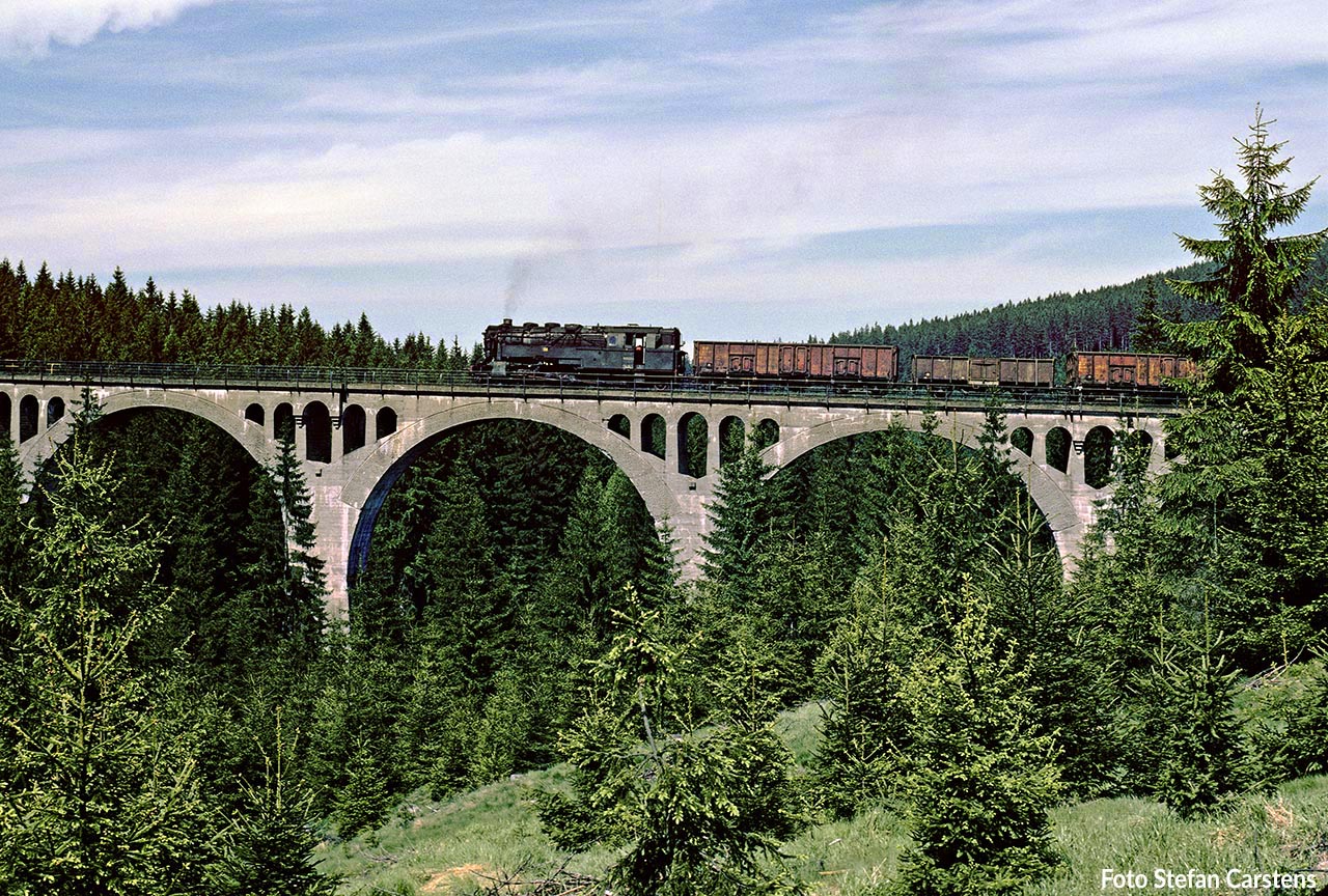 950022 am 29. Mai 1979 mit dem Ng 64437 Probstzella – Ernstthal (– Neuhaus) auf dem Finstergrundviadukt