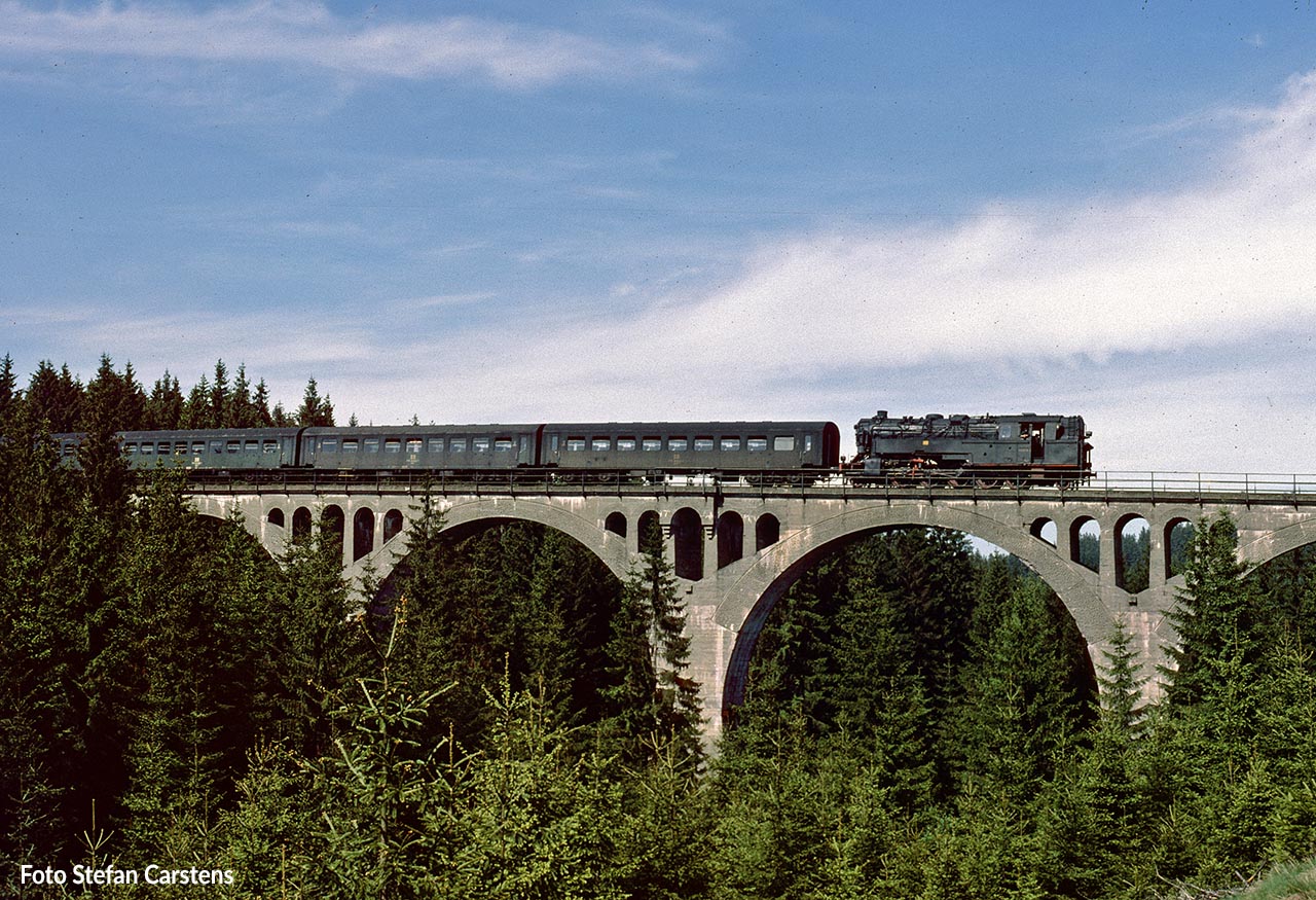 95 0027 am 29. Mai 1979 mit dem P 18004 Sonneberg – Saalfeld auf dem Finsterngrundviadukt.